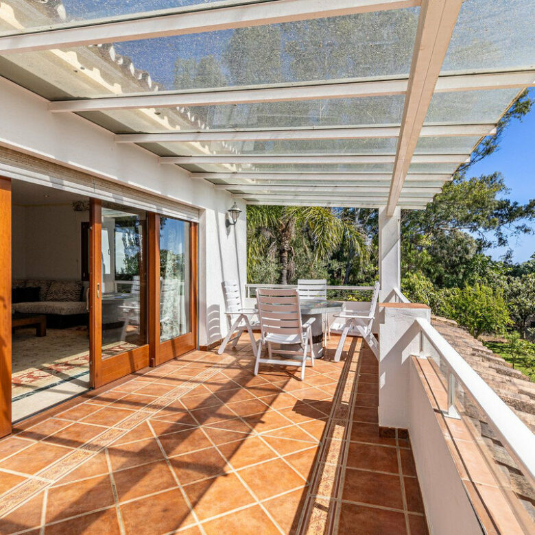 FOR SALE 🏡 Beachside Villa to Renovate One Minute from the Sand – New Golden Mile, Estepona 🇪🇸