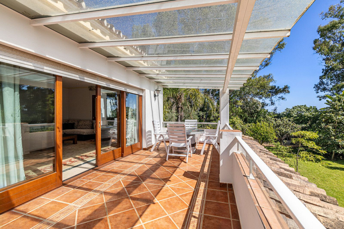 FOR SALE 🏡 Beachside Villa to Renovate One Minute from the Sand – New Golden Mile, Estepona 🇪🇸