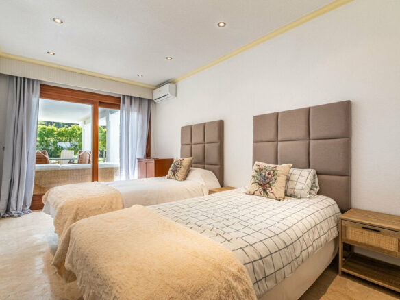 FOR SALE 🏡 Beachside Villa to Renovate One Minute from the Sand – New Golden Mile, Estepona 🇪🇸