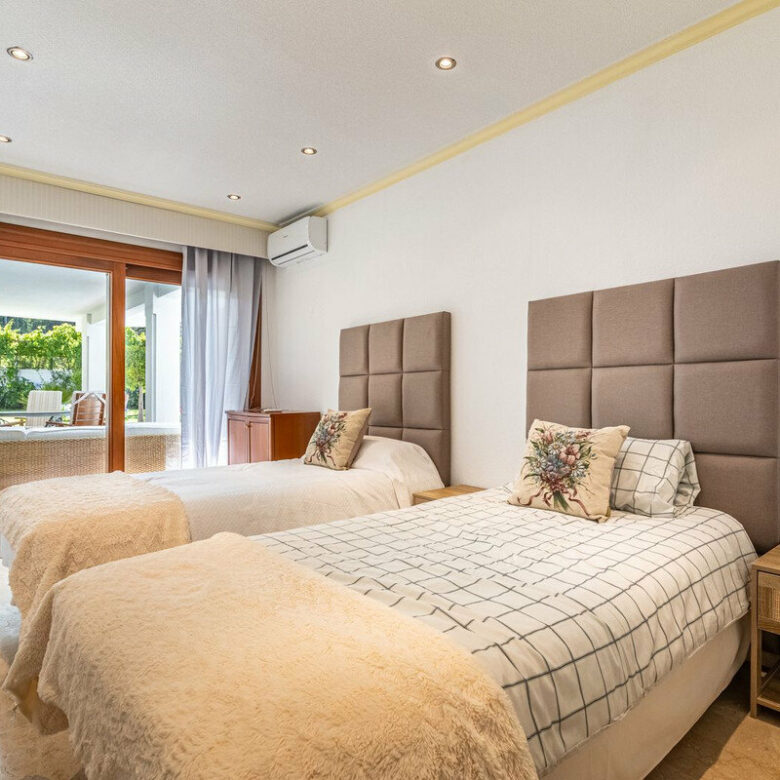 FOR SALE 🏡 Beachside Villa to Renovate One Minute from the Sand – New Golden Mile, Estepona 🇪🇸