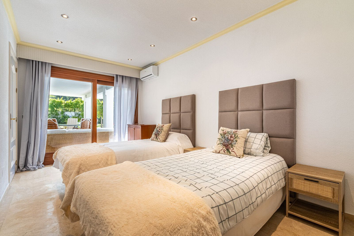 FOR SALE 🏡 Beachside Villa to Renovate One Minute from the Sand – New Golden Mile, Estepona 🇪🇸