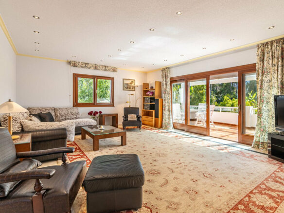 FOR SALE 🏡 Beachside Villa to Renovate One Minute from the Sand – New Golden Mile, Estepona 🇪🇸