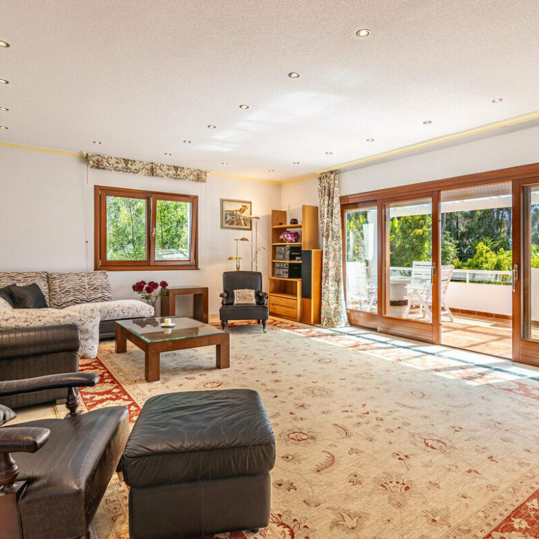 FOR SALE 🏡 Beachside Villa to Renovate One Minute from the Sand – New Golden Mile, Estepona 🇪🇸