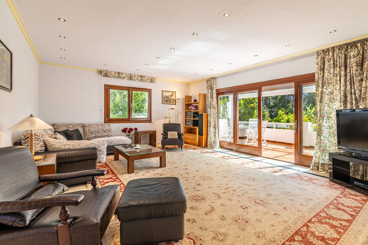 FOR SALE 🏡 Beachside Villa to Renovate One Minute from the Sand – New Golden Mile, Estepona 🇪🇸