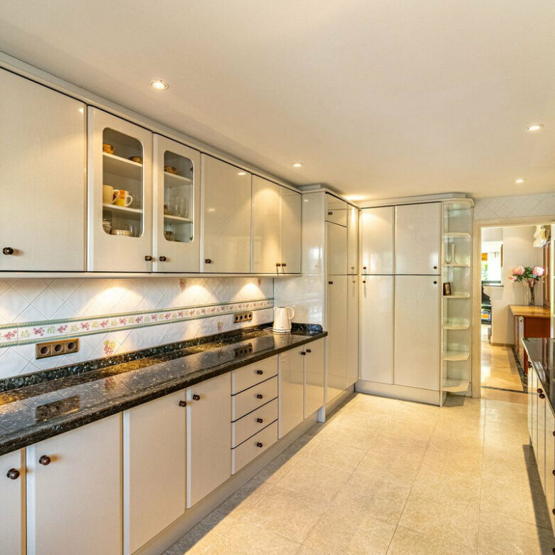 FOR SALE 🏡 Beachside Villa to Renovate One Minute from the Sand – New Golden Mile, Estepona 🇪🇸