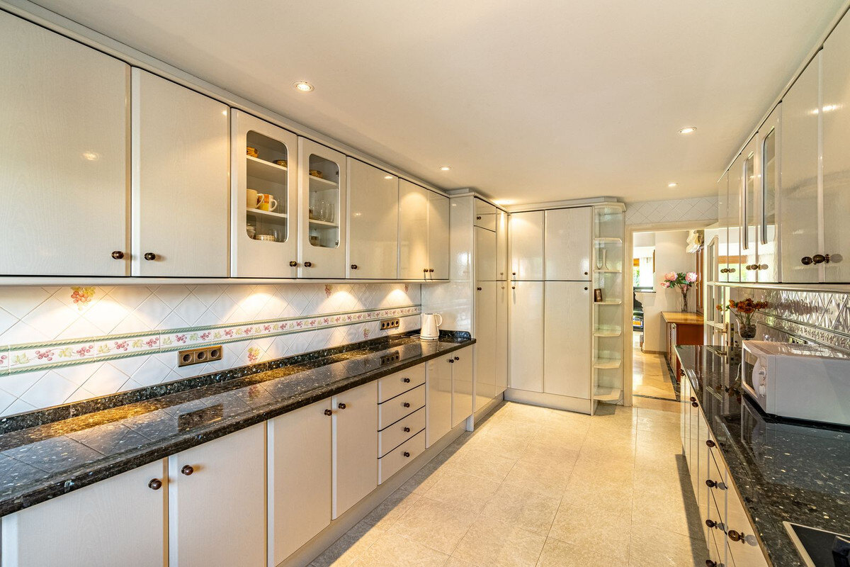 FOR SALE 🏡 Beachside Villa to Renovate One Minute from the Sand – New Golden Mile, Estepona 🇪🇸