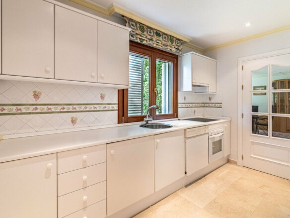 FOR SALE 🏡 Beachside Villa to Renovate One Minute from the Sand – New Golden Mile, Estepona 🇪🇸
