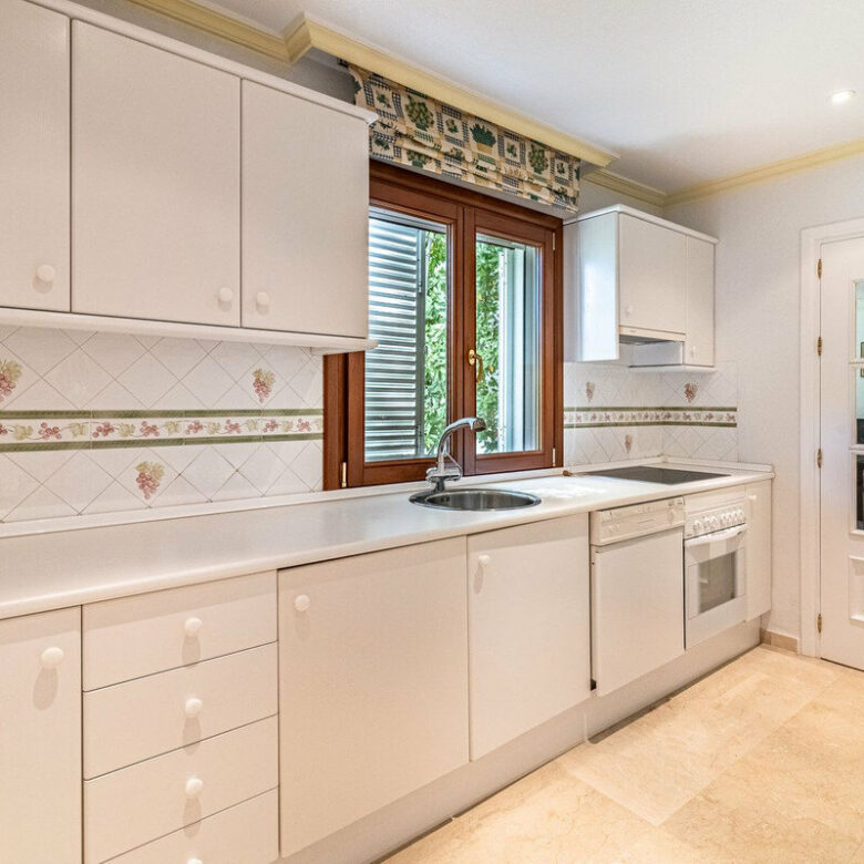 FOR SALE 🏡 Beachside Villa to Renovate One Minute from the Sand – New Golden Mile, Estepona 🇪🇸