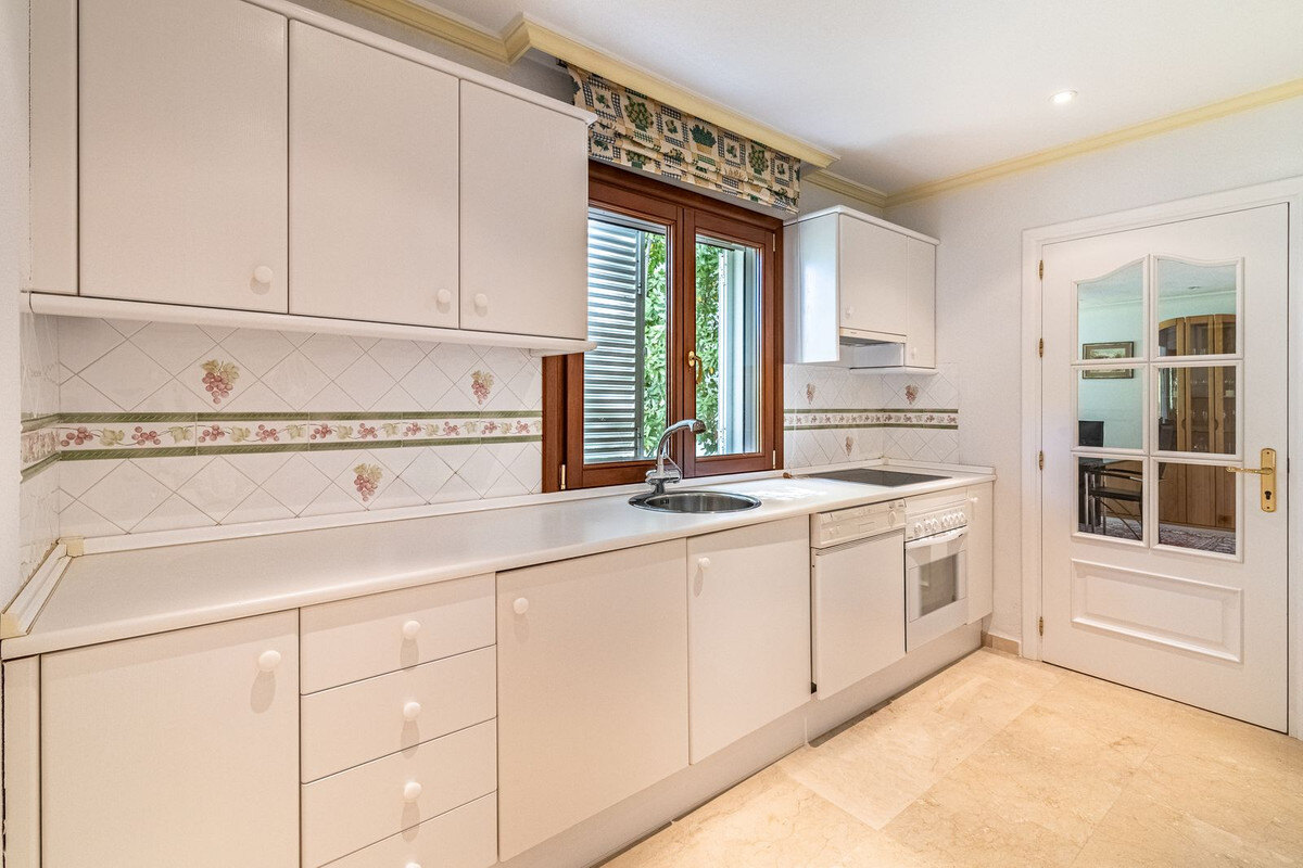 FOR SALE 🏡 Beachside Villa to Renovate One Minute from the Sand – New Golden Mile, Estepona 🇪🇸