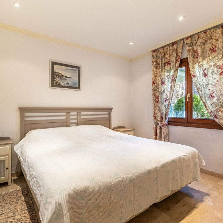 FOR SALE 🏡 Beachside Villa to Renovate One Minute from the Sand – New Golden Mile, Estepona 🇪🇸