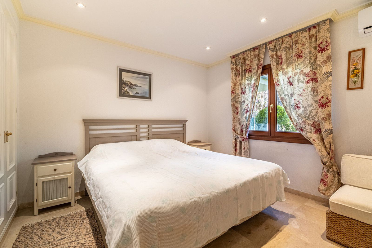 FOR SALE 🏡 Beachside Villa to Renovate One Minute from the Sand – New Golden Mile, Estepona 🇪🇸