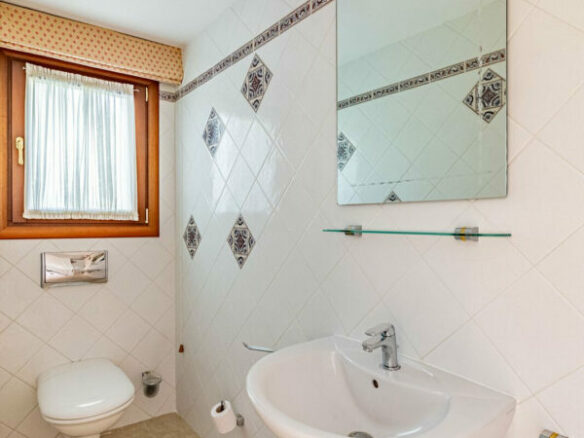 FOR SALE 🏡 Beachside Villa to Renovate One Minute from the Sand – New Golden Mile, Estepona 🇪🇸