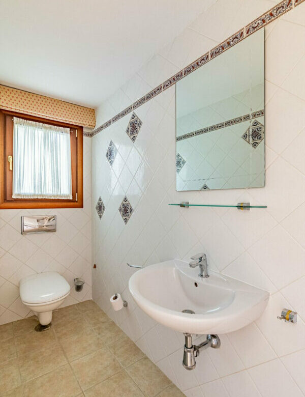 FOR SALE 🏡 Beachside Villa to Renovate One Minute from the Sand – New Golden Mile, Estepona 🇪🇸