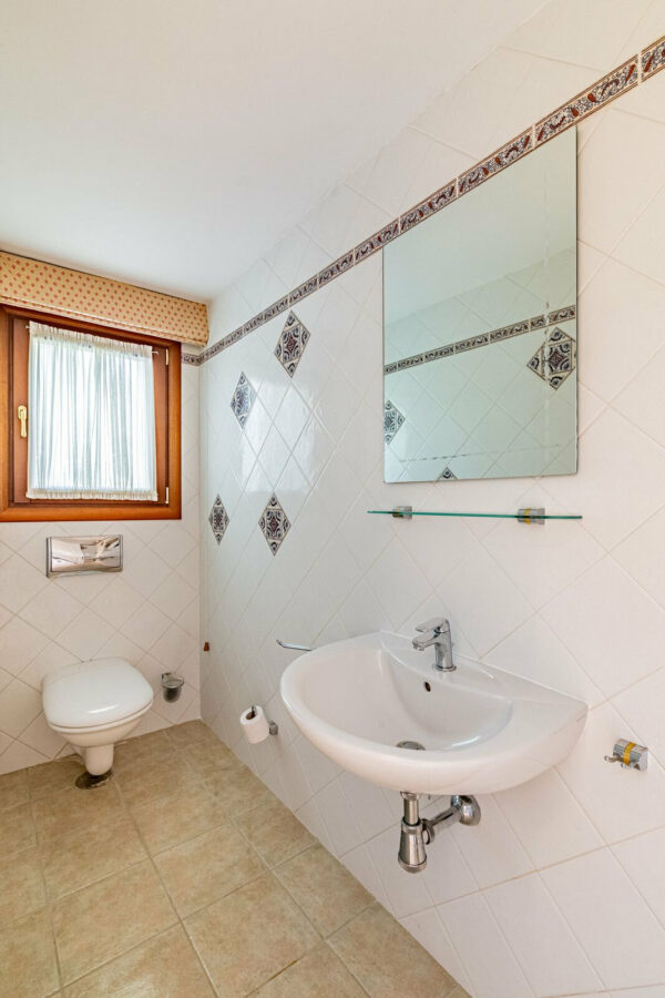 FOR SALE 🏡 Beachside Villa to Renovate One Minute from the Sand – New Golden Mile, Estepona 🇪🇸