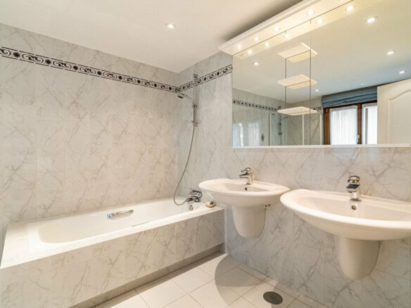 FOR SALE 🏡 Beachside Villa to Renovate One Minute from the Sand – New Golden Mile, Estepona 🇪🇸