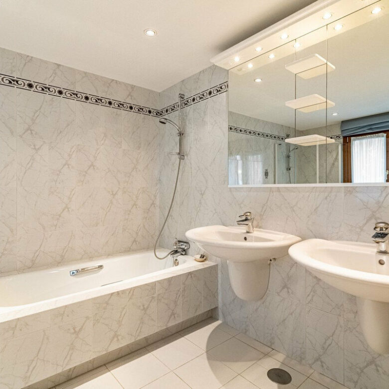 FOR SALE 🏡 Beachside Villa to Renovate One Minute from the Sand – New Golden Mile, Estepona 🇪🇸