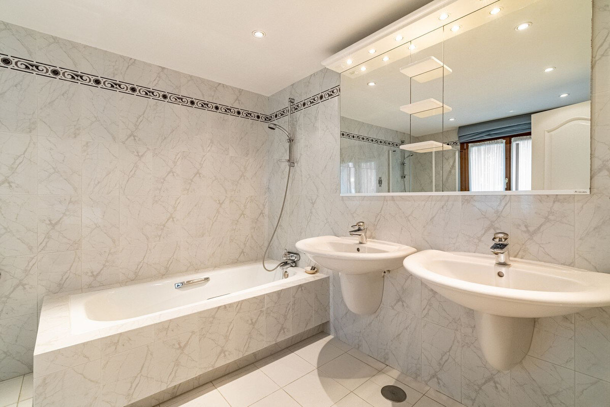FOR SALE 🏡 Beachside Villa to Renovate One Minute from the Sand – New Golden Mile, Estepona 🇪🇸