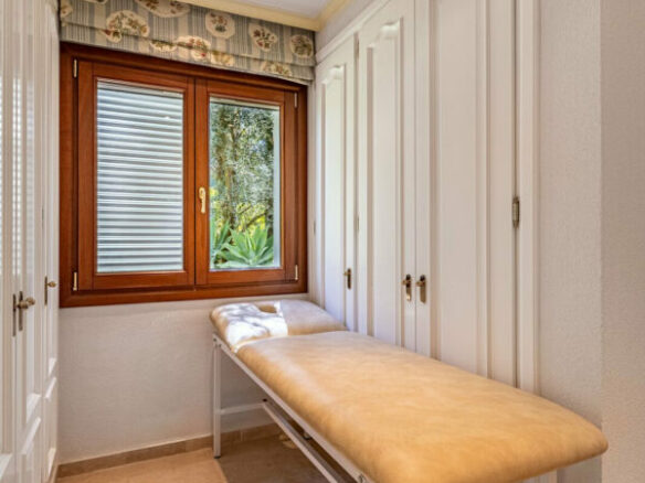 FOR SALE 🏡 Beachside Villa to Renovate One Minute from the Sand – New Golden Mile, Estepona 🇪🇸