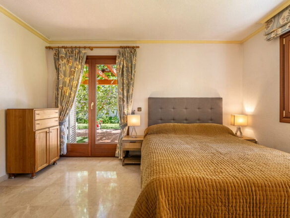 FOR SALE 🏡 Beachside Villa to Renovate One Minute from the Sand – New Golden Mile, Estepona 🇪🇸
