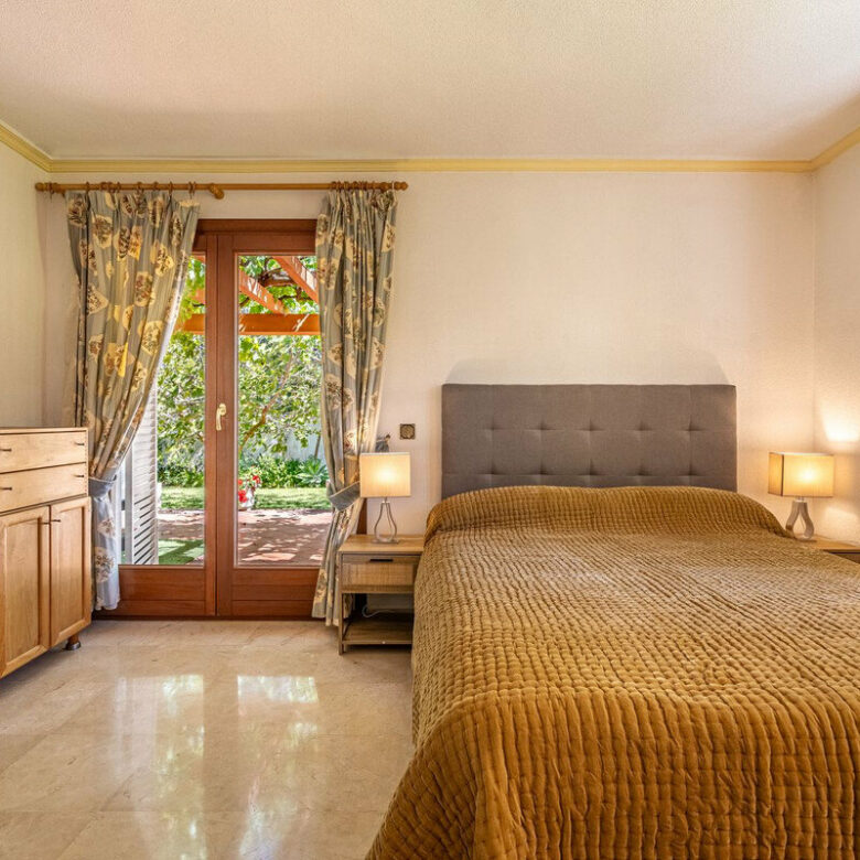 FOR SALE 🏡 Beachside Villa to Renovate One Minute from the Sand – New Golden Mile, Estepona 🇪🇸
