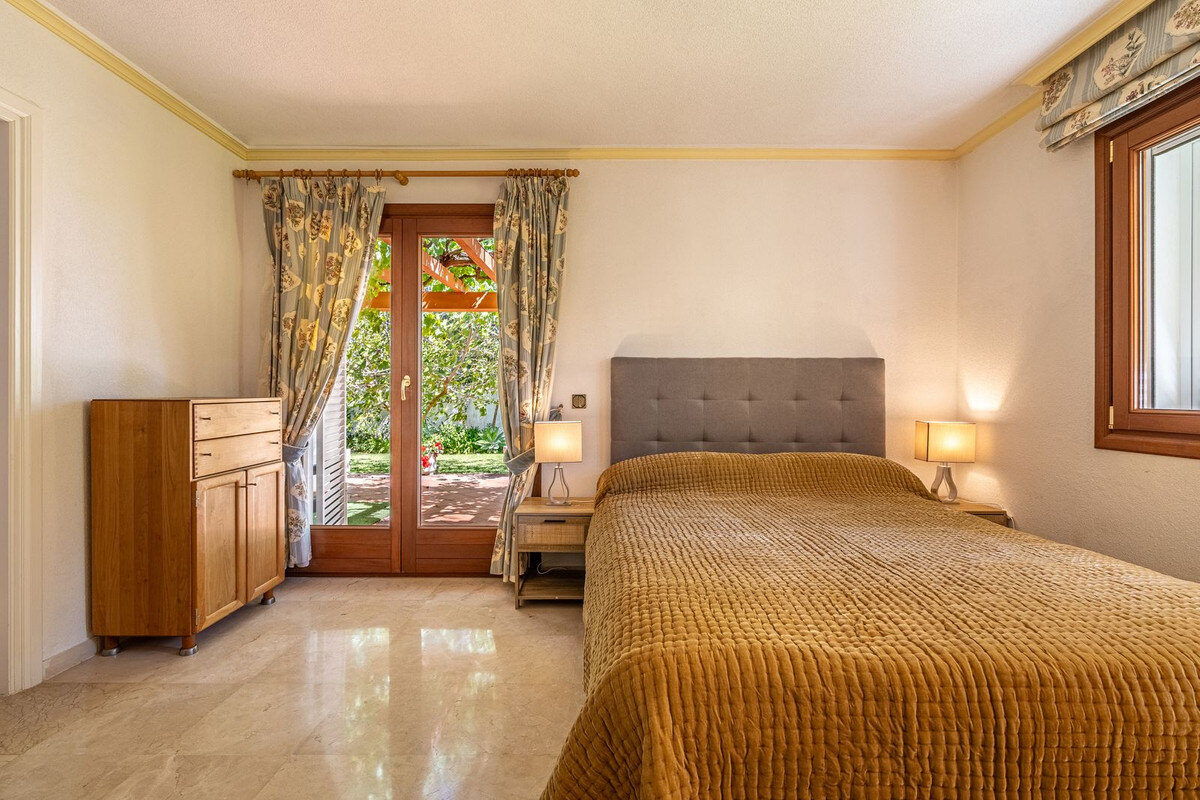 FOR SALE 🏡 Beachside Villa to Renovate One Minute from the Sand – New Golden Mile, Estepona 🇪🇸