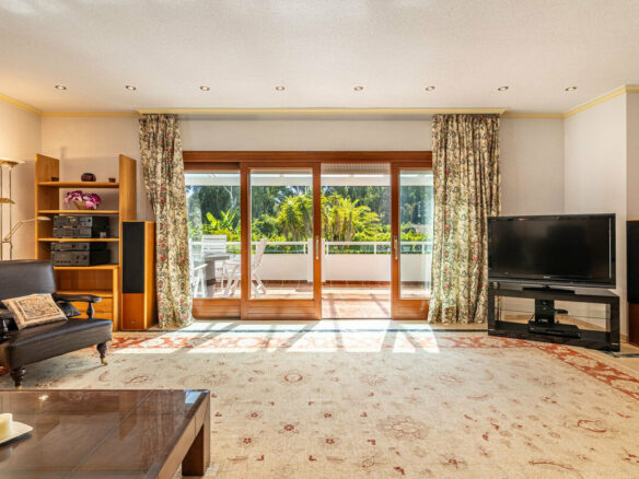 FOR SALE 🏡 Beachside Villa to Renovate One Minute from the Sand – New Golden Mile, Estepona 🇪🇸