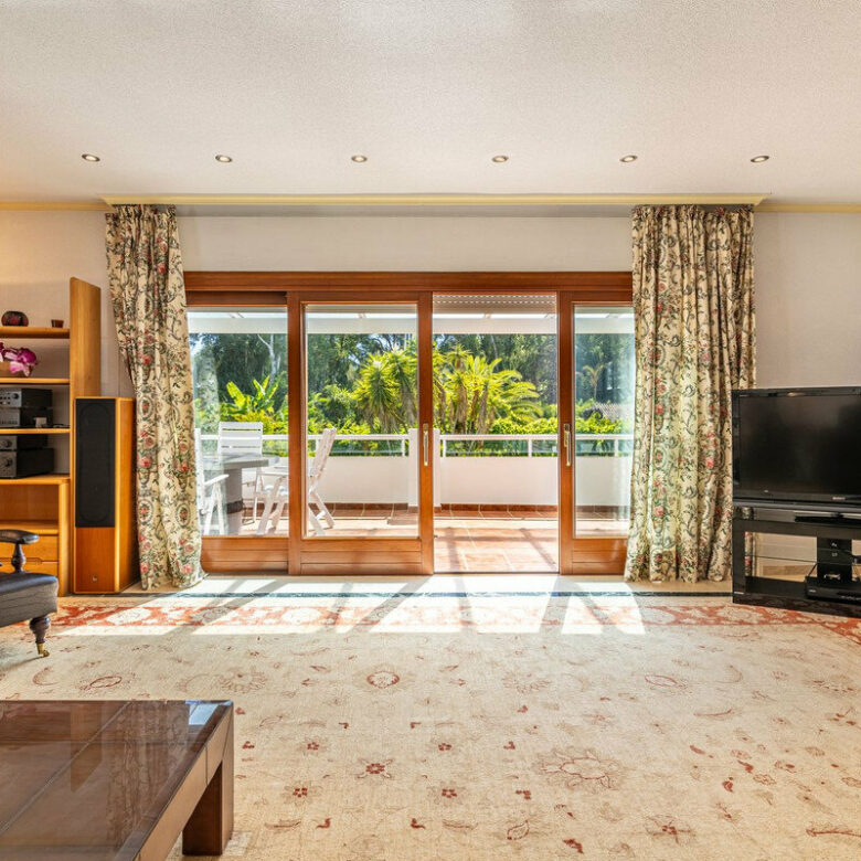 FOR SALE 🏡 Beachside Villa to Renovate One Minute from the Sand – New Golden Mile, Estepona 🇪🇸
