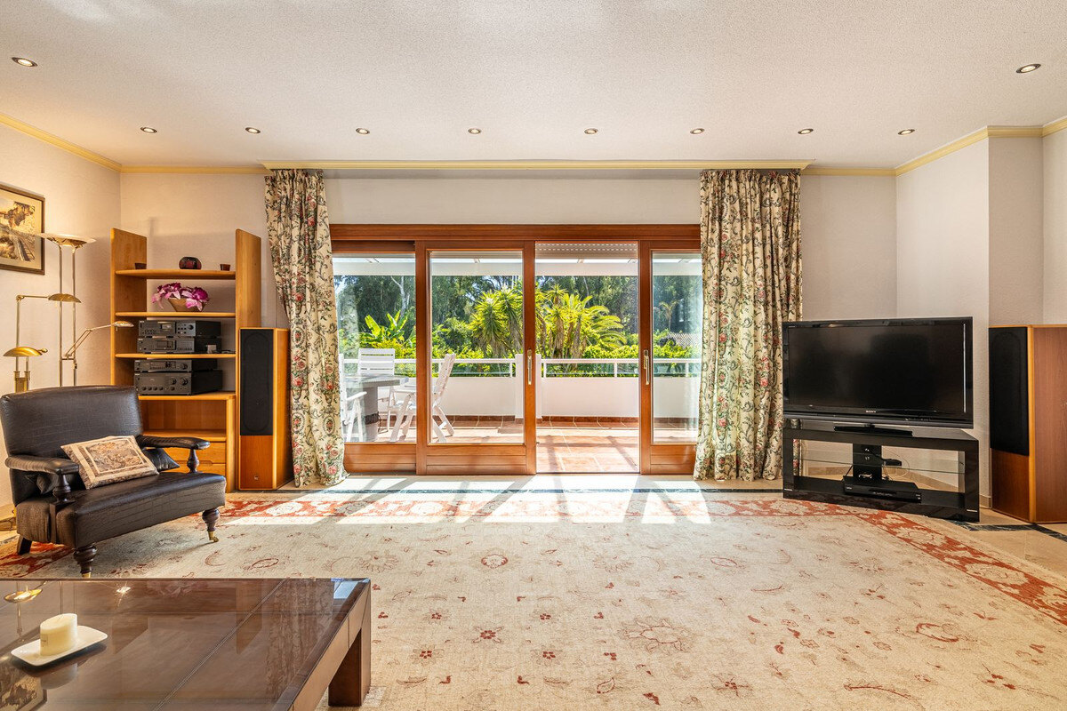 FOR SALE 🏡 Beachside Villa to Renovate One Minute from the Sand – New Golden Mile, Estepona 🇪🇸