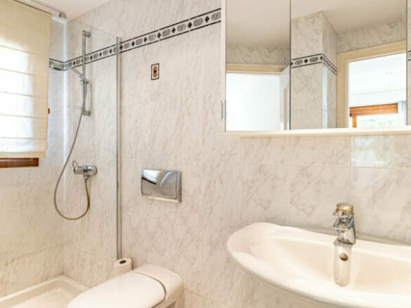 FOR SALE 🏡 Beachside Villa to Renovate One Minute from the Sand – New Golden Mile, Estepona 🇪🇸