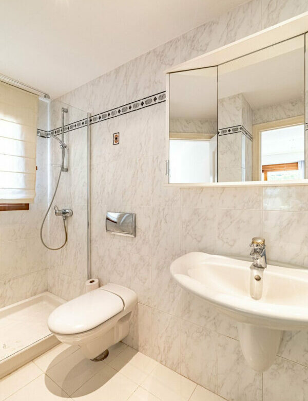 FOR SALE 🏡 Beachside Villa to Renovate One Minute from the Sand – New Golden Mile, Estepona 🇪🇸