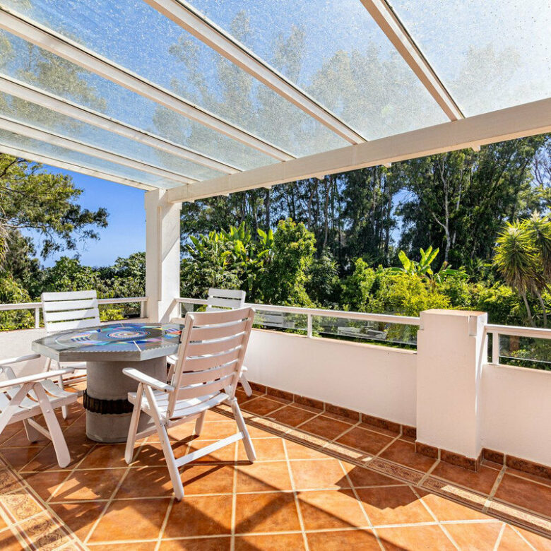 FOR SALE 🏡 Beachside Villa to Renovate One Minute from the Sand – New Golden Mile, Estepona 🇪🇸