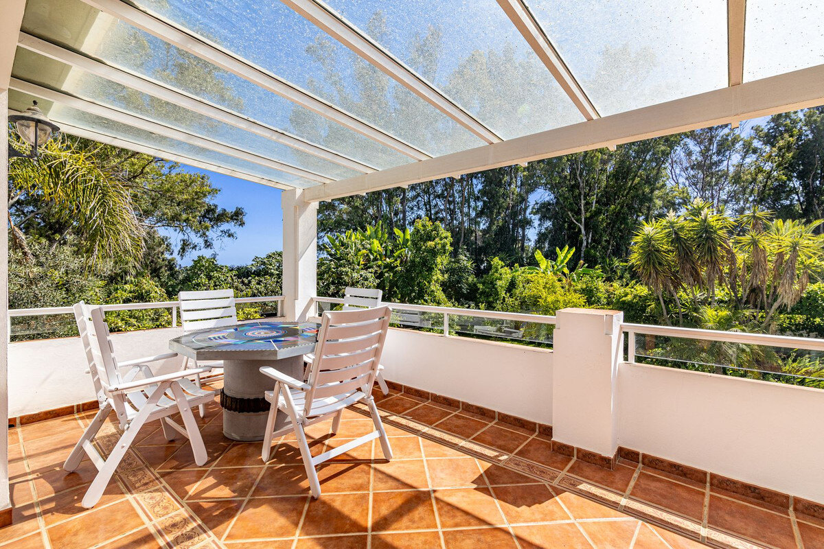 FOR SALE 🏡 Beachside Villa to Renovate One Minute from the Sand – New Golden Mile, Estepona 🇪🇸