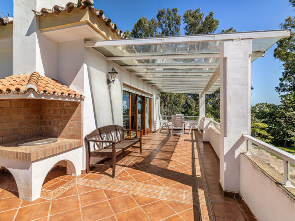 FOR SALE 🏡 Beachside Villa to Renovate One Minute from the Sand – New Golden Mile, Estepona 🇪🇸