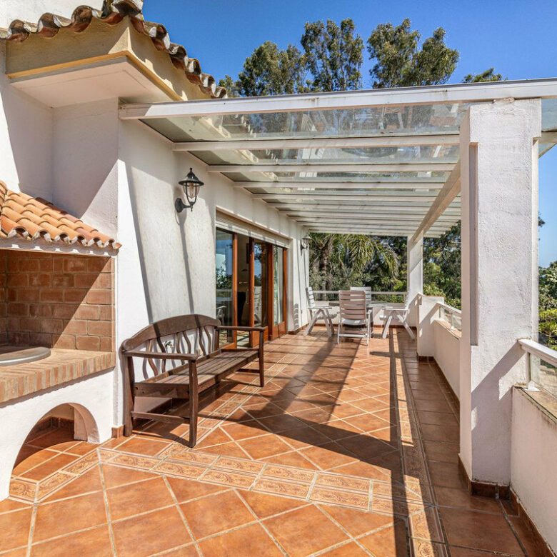 FOR SALE 🏡 Beachside Villa to Renovate One Minute from the Sand – New Golden Mile, Estepona 🇪🇸