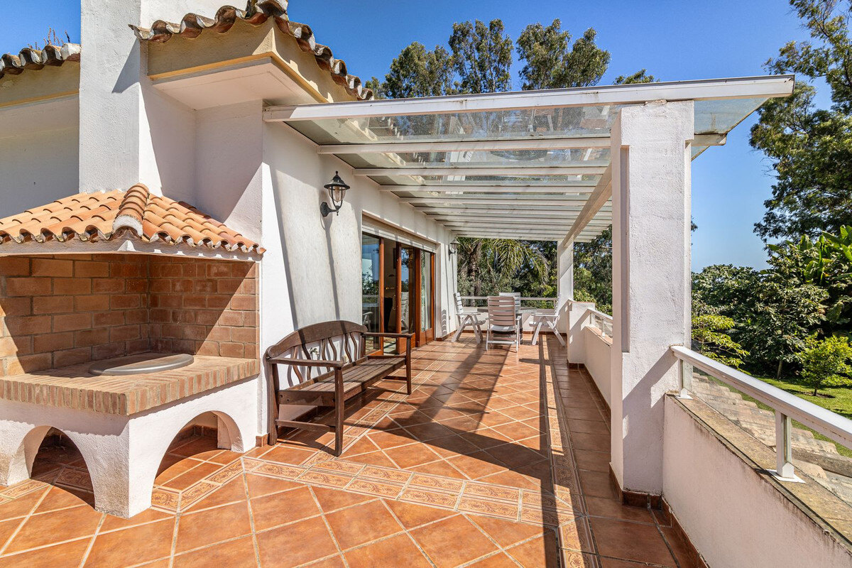 FOR SALE 🏡 Beachside Villa to Renovate One Minute from the Sand – New Golden Mile, Estepona 🇪🇸