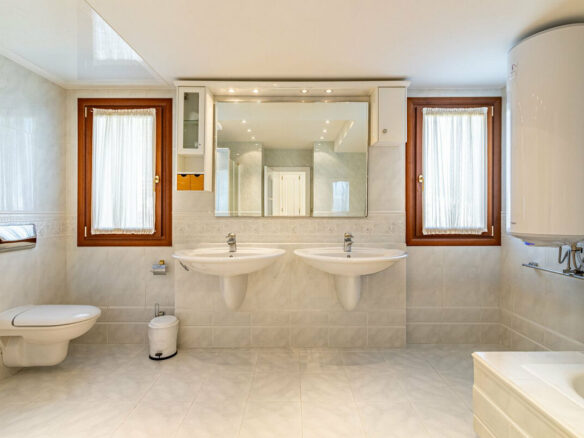 FOR SALE 🏡 Beachside Villa to Renovate One Minute from the Sand – New Golden Mile, Estepona 🇪🇸