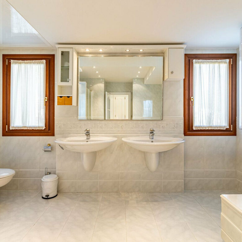 FOR SALE 🏡 Beachside Villa to Renovate One Minute from the Sand – New Golden Mile, Estepona 🇪🇸