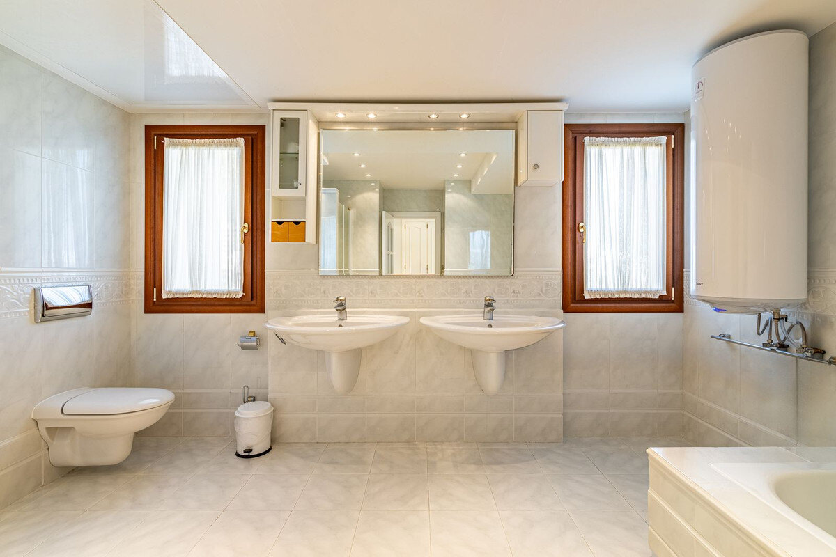 FOR SALE 🏡 Beachside Villa to Renovate One Minute from the Sand – New Golden Mile, Estepona 🇪🇸