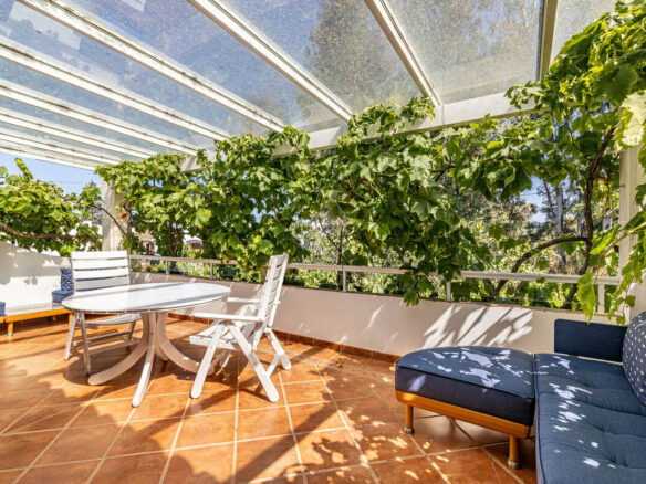 FOR SALE 🏡 Beachside Villa to Renovate One Minute from the Sand – New Golden Mile, Estepona 🇪🇸