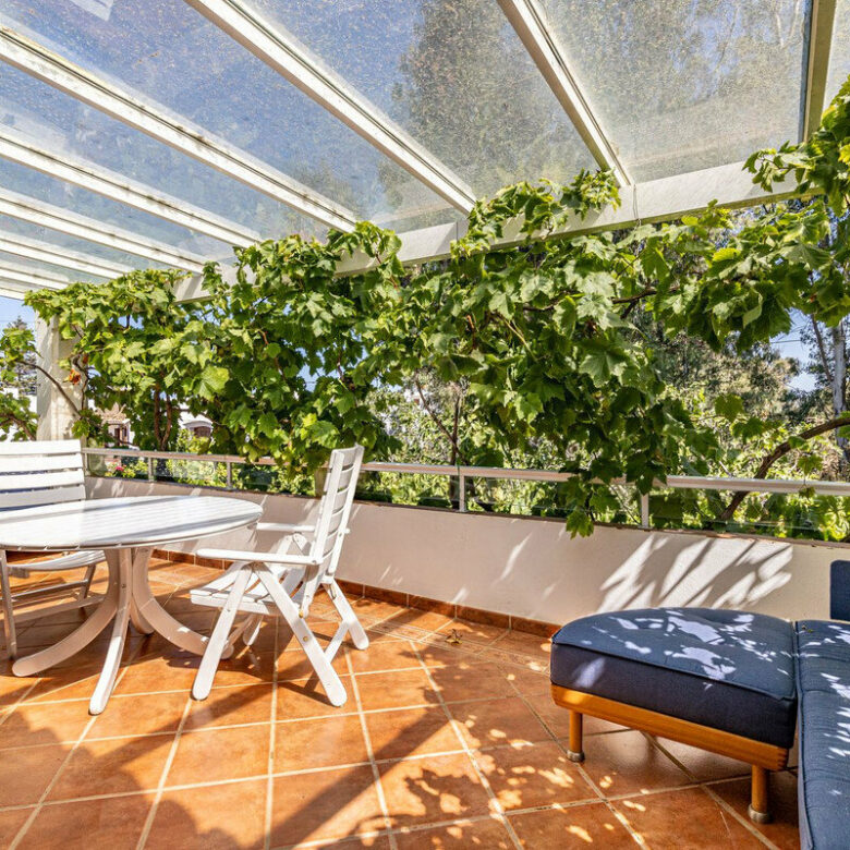 FOR SALE 🏡 Beachside Villa to Renovate One Minute from the Sand – New Golden Mile, Estepona 🇪🇸