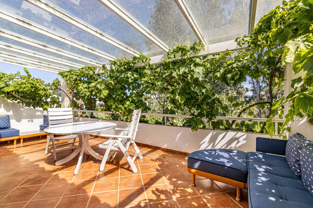 FOR SALE 🏡 Beachside Villa to Renovate One Minute from the Sand – New Golden Mile, Estepona 🇪🇸