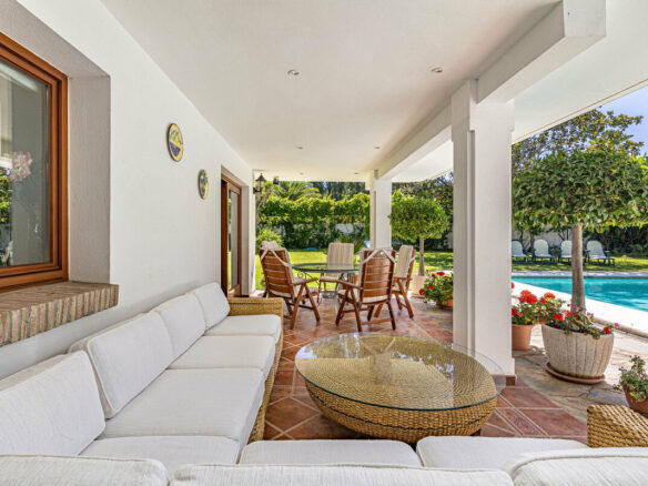 FOR SALE 🏡 Beachside Villa to Renovate One Minute from the Sand – New Golden Mile, Estepona 🇪🇸