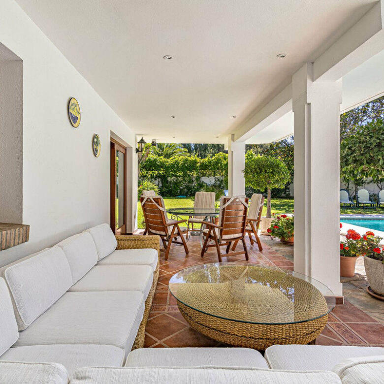 FOR SALE 🏡 Beachside Villa to Renovate One Minute from the Sand – New Golden Mile, Estepona 🇪🇸