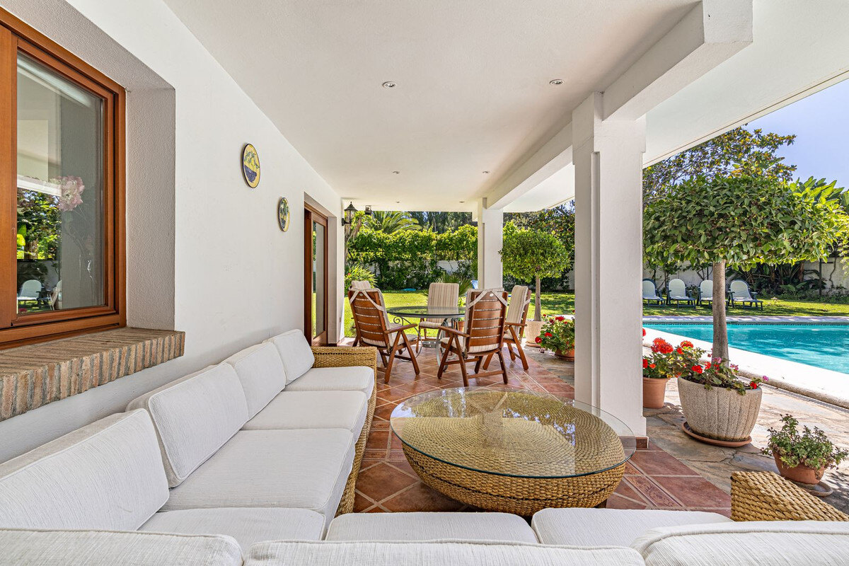 FOR SALE 🏡 Beachside Villa to Renovate One Minute from the Sand – New Golden Mile, Estepona 🇪🇸