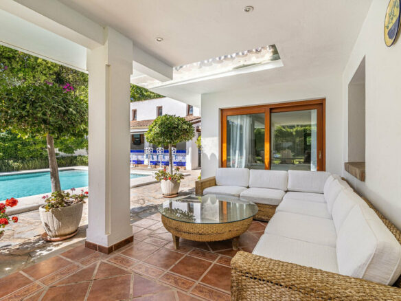 FOR SALE 🏡 Beachside Villa to Renovate One Minute from the Sand – New Golden Mile, Estepona 🇪🇸