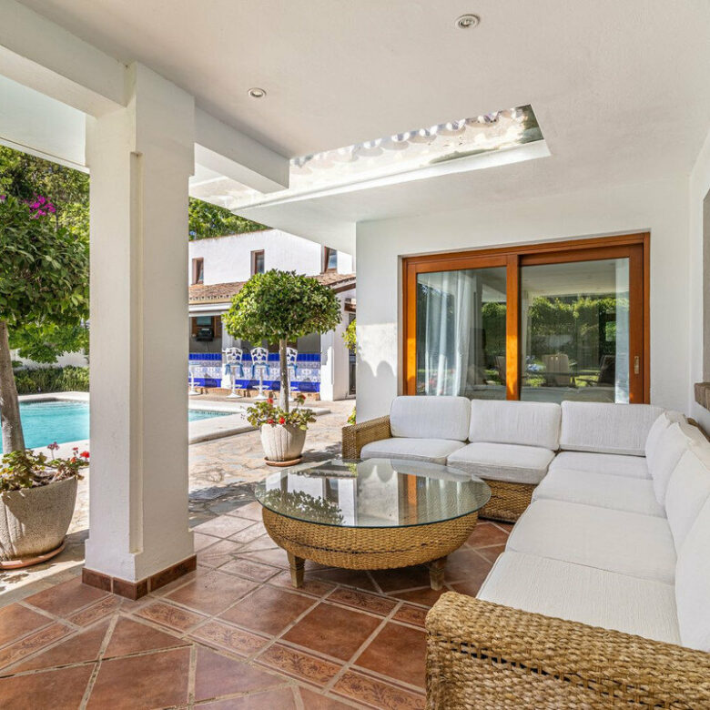 FOR SALE 🏡 Beachside Villa to Renovate One Minute from the Sand – New Golden Mile, Estepona 🇪🇸