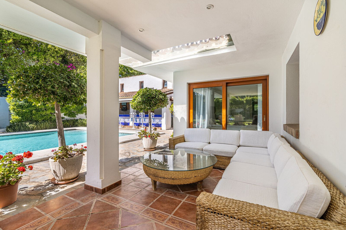FOR SALE 🏡 Beachside Villa to Renovate One Minute from the Sand – New Golden Mile, Estepona 🇪🇸