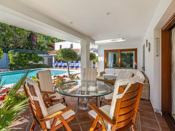 FOR SALE 🏡 Beachside Villa to Renovate One Minute from the Sand – New Golden Mile, Estepona 🇪🇸