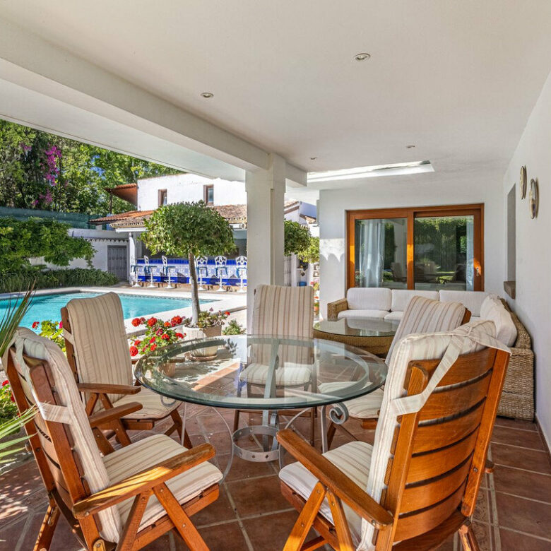 FOR SALE 🏡 Beachside Villa to Renovate One Minute from the Sand – New Golden Mile, Estepona 🇪🇸