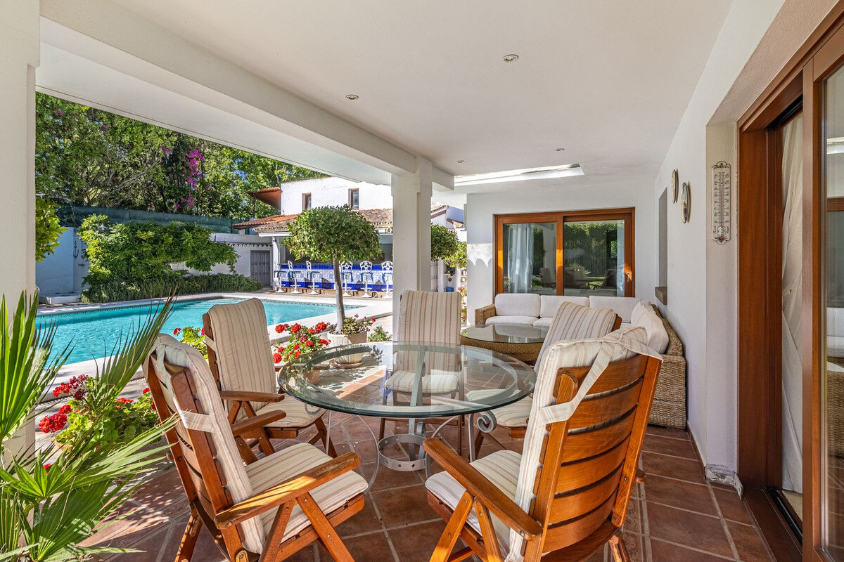FOR SALE 🏡 Beachside Villa to Renovate One Minute from the Sand – New Golden Mile, Estepona 🇪🇸